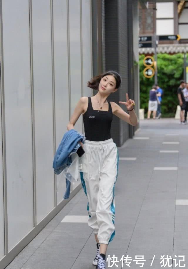 #美女#路人街拍，美女简单的背心搭配运动裤，看起来街头范十足！