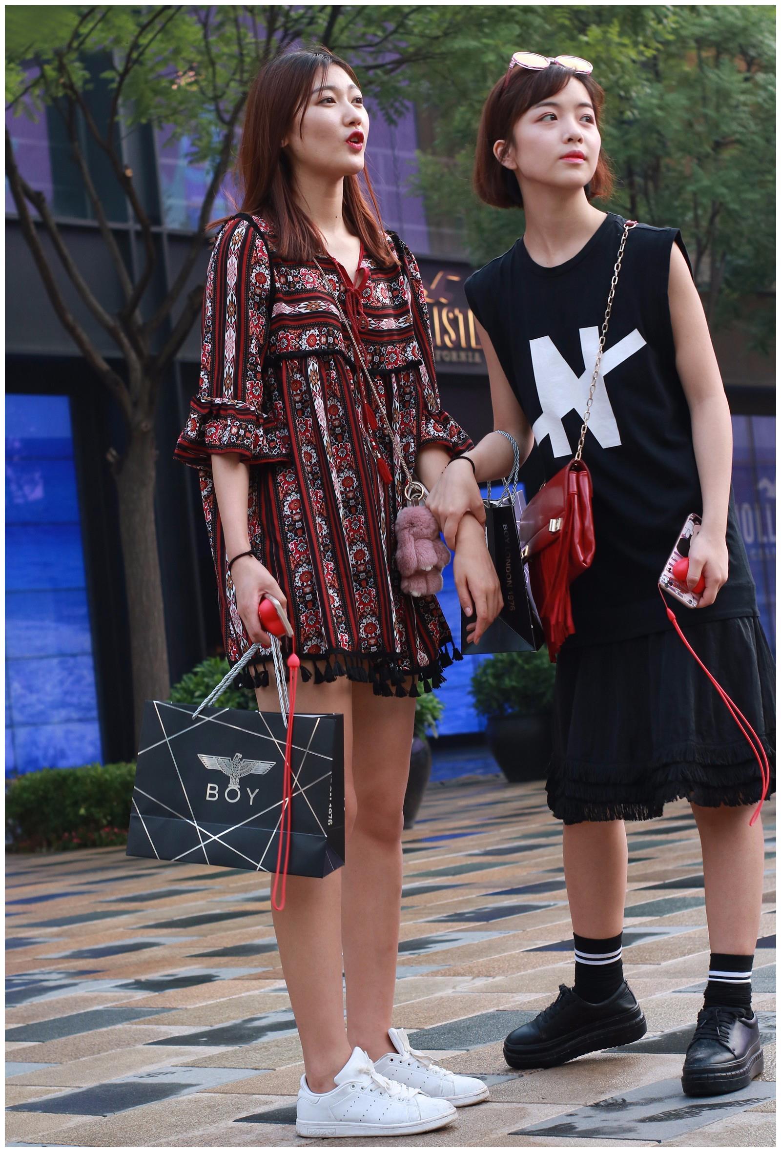 小姐姐迷人的锁骨,纤细的小蛮腰,加上完美有致的身材特别抢眼!