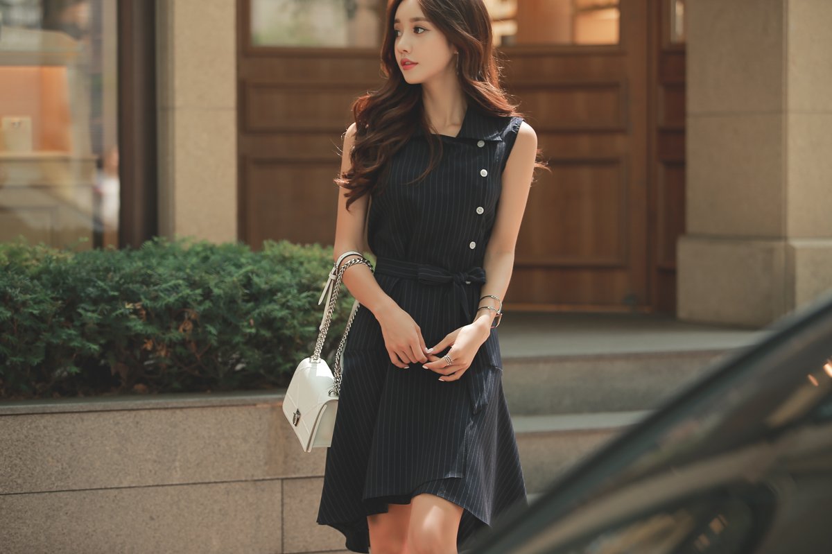 女神珠珠:黑咖啡愠色竖条不对称束腰裙