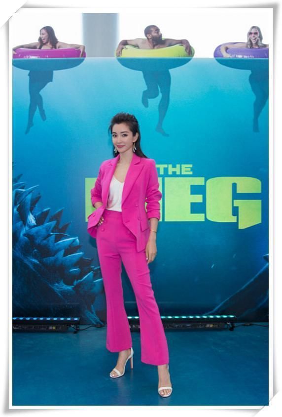 张天爱168,李冰冰166,两人同穿玫红西装,网友:气场差距尴尬了