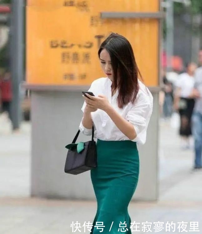 衬衣|墨绿的鱼尾裙搭配白色衬衣衣,非常的显气质