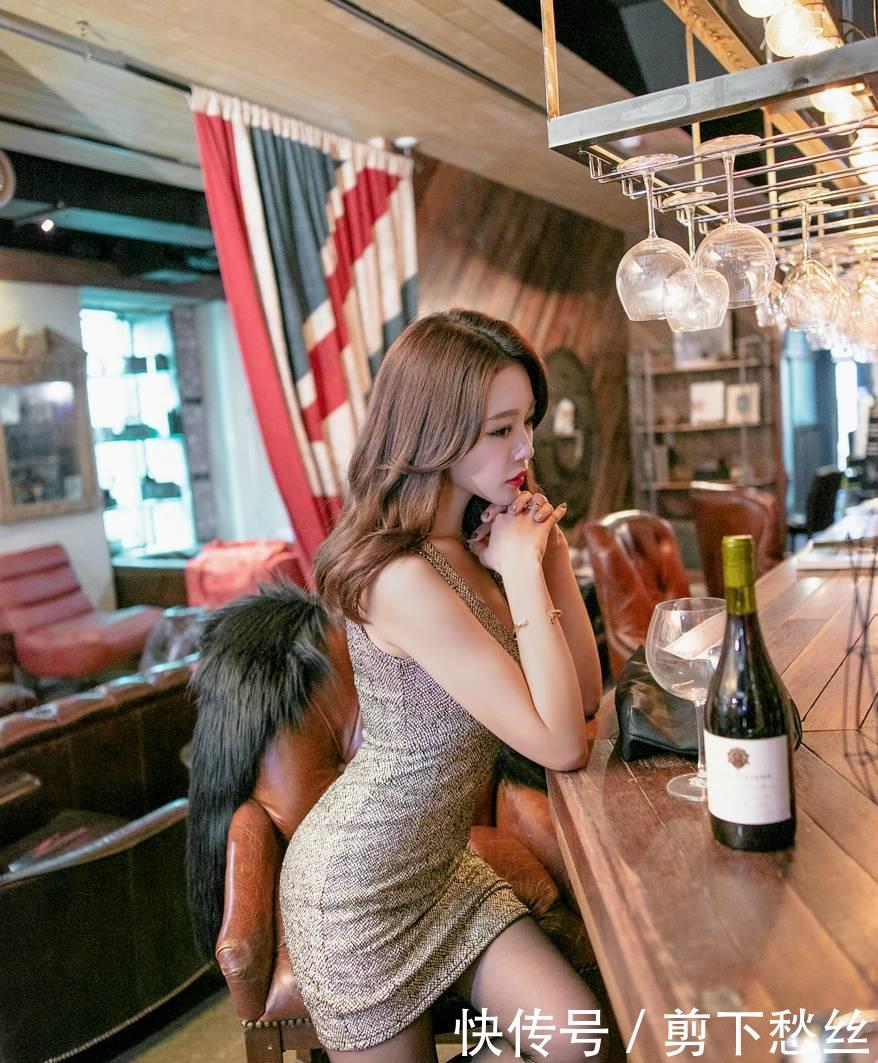  显得■时尚摄影女人就应像红酒，年份不同滋味不同！