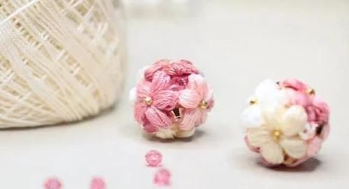  #胸针#外网的钩针小花好美，编织朵小花，做一个春天的胸针！DIY手工