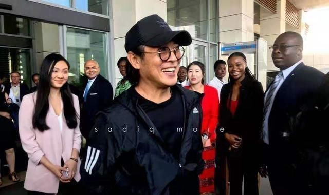 李连杰@带大女儿跟马云聚餐，一桌子人一个比一个时尚，李连杰蓄起了长发