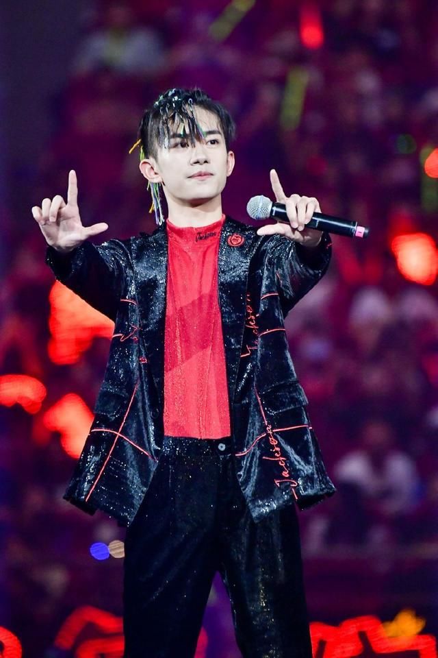 18岁易烊千玺肌肉线条太撩人！彩辫+葱须刘海真是个性过了头！