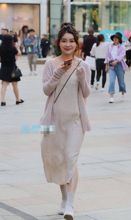  展现■街拍：小姐姐连衣裙搭高跟短靴展现柔美气质，清新自然