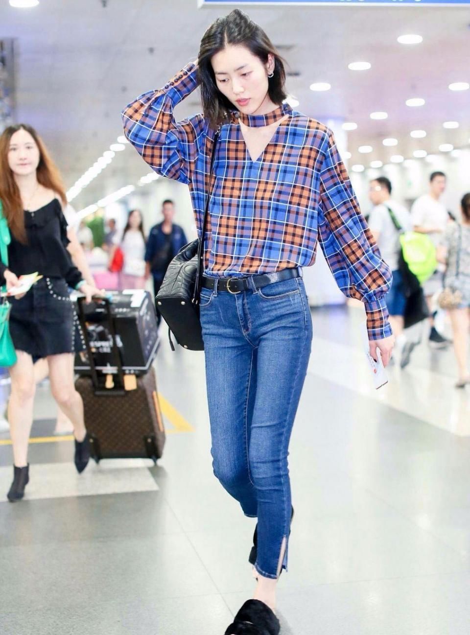 刘雯才是真的衣架子,别人穿起来显肚子的裙子,她穿上有蚂蚁腰!