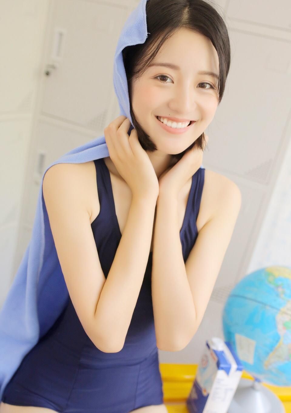 吊带紧身服美女美胸长腿性感极品写真