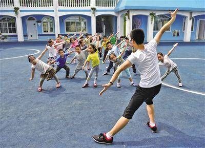  「可耍」“最拉风伴郎团”走红，既可耍帅又能卖萌，伴娘：不忍心下手啦