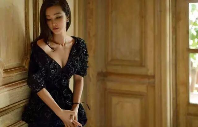 袁立回归再发文：你就是一个高级骗子！网友发现照片眼神有猫腻？