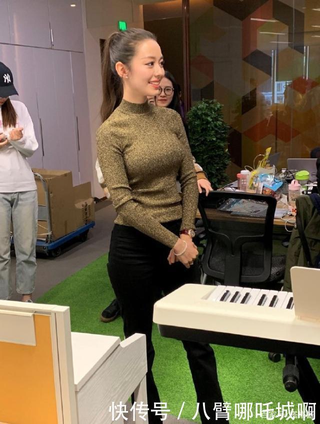  [吉娜的身材]有一种绝美叫穿修身衣的吉娜！惊艳腰胸比不输超模，一般人扛不住