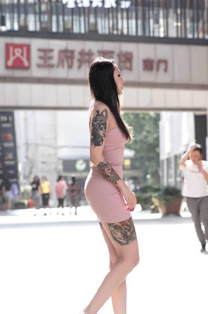 『时尚状态』裙子美女倒是很粉了,但纹身显得很是霸气!