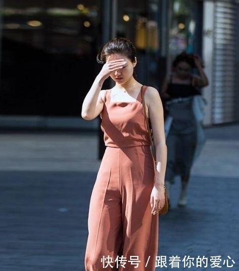  『身穿』街拍：温柔可人的小美女，身穿一件吊脖连衣裙，展现出青春活力气息