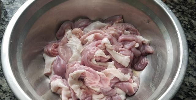  「家常菜」砂锅里倒进10块钱粉肠、原来这么好吃、家常菜做法、超简单