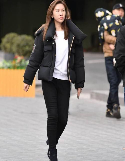  [姿态也更加]街拍：亭亭玉立的美女，一条白色的连衣裙，优雅气质迷人