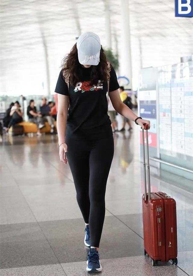 192的惠若琪,硬是把打底裤穿成了紧身裤,网友:一般人就算了吧