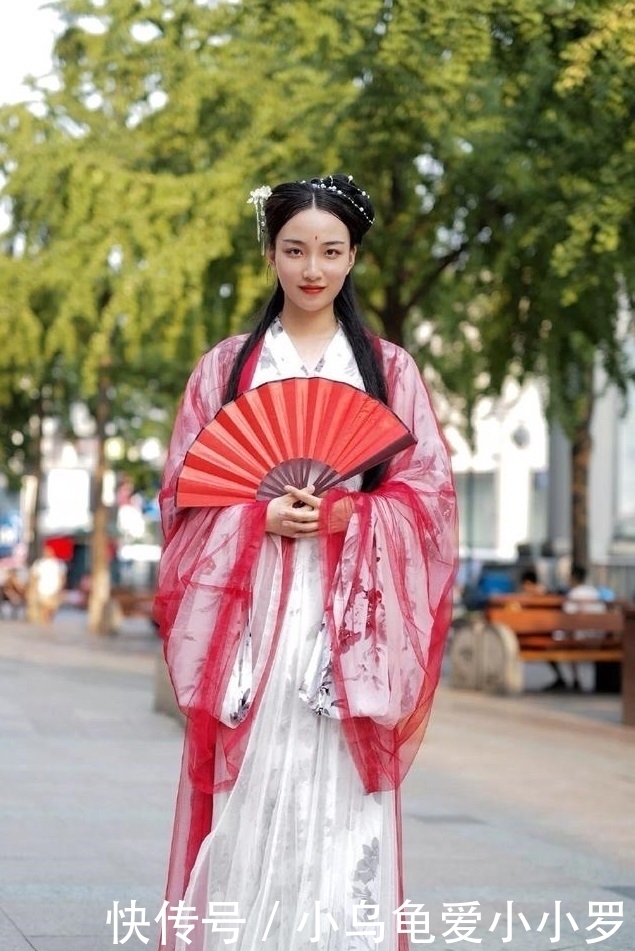 「动人」街拍:女神范的小姐姐,身材紧致动人,让人难忘