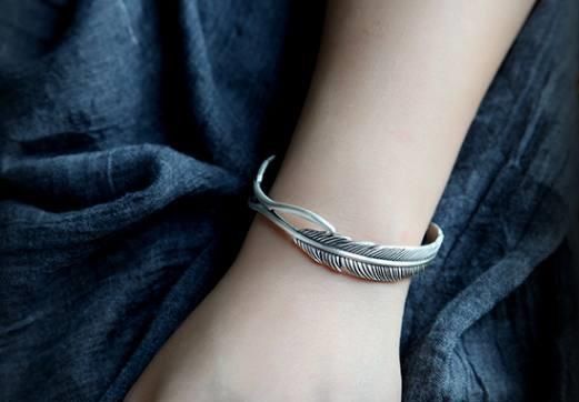 女人戴银手镯益处多，不但养人还增气质，可惜很多都带错了！