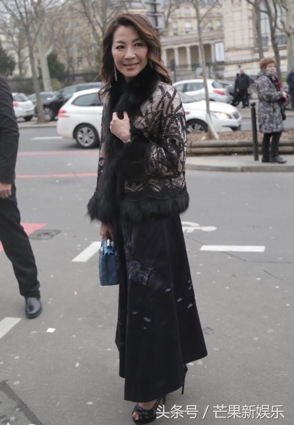 56岁杨紫琼皱纹满眼，优雅老去，网友:不打针的脸就是真实!