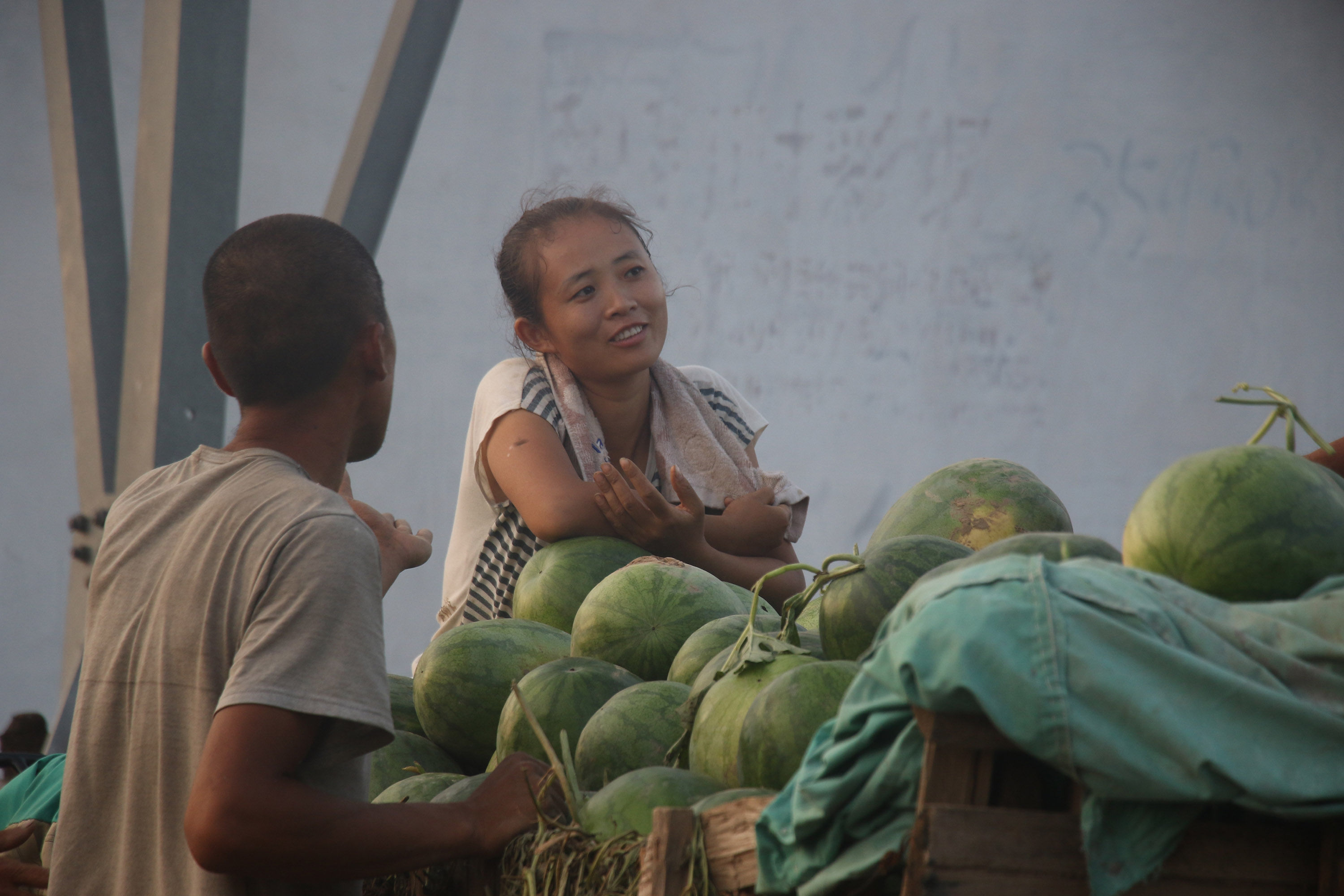 万斤西瓜多卖800元只因一招，农村美女大姐开心数钱