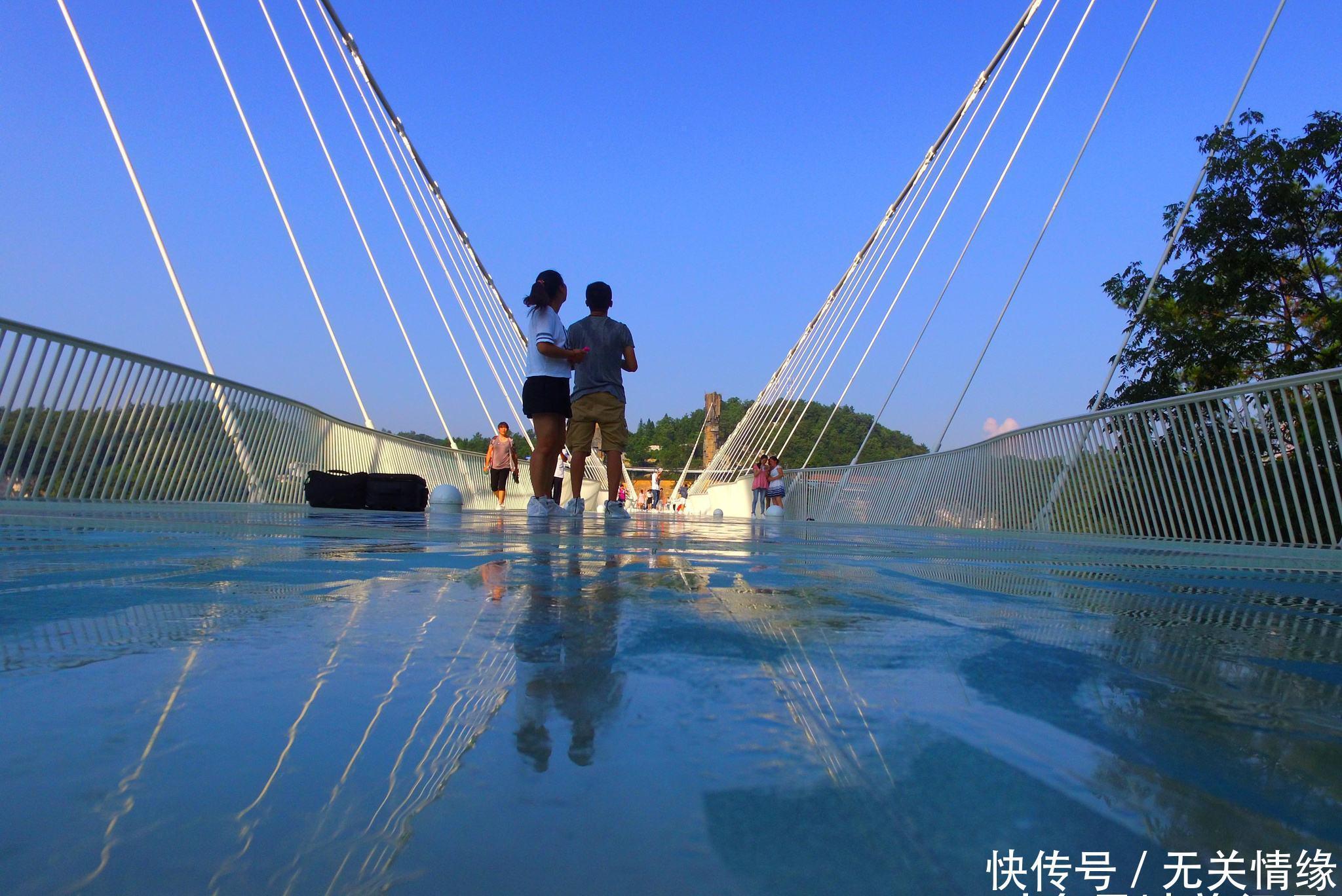 全国多地玻璃桥变身偷窥桥,为何张家界大桥却没事?
