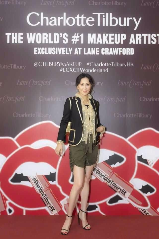 女星撞衫，戚薇极具神秘感，娜扎干练大气，刘嘉玲臃肿老气！