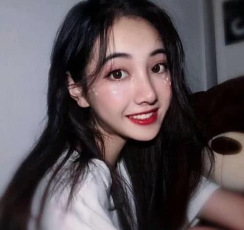「苹果肌」女生脸部这3地方“凸起”,是标准“桃花脸”,难怪颜值“爆表”