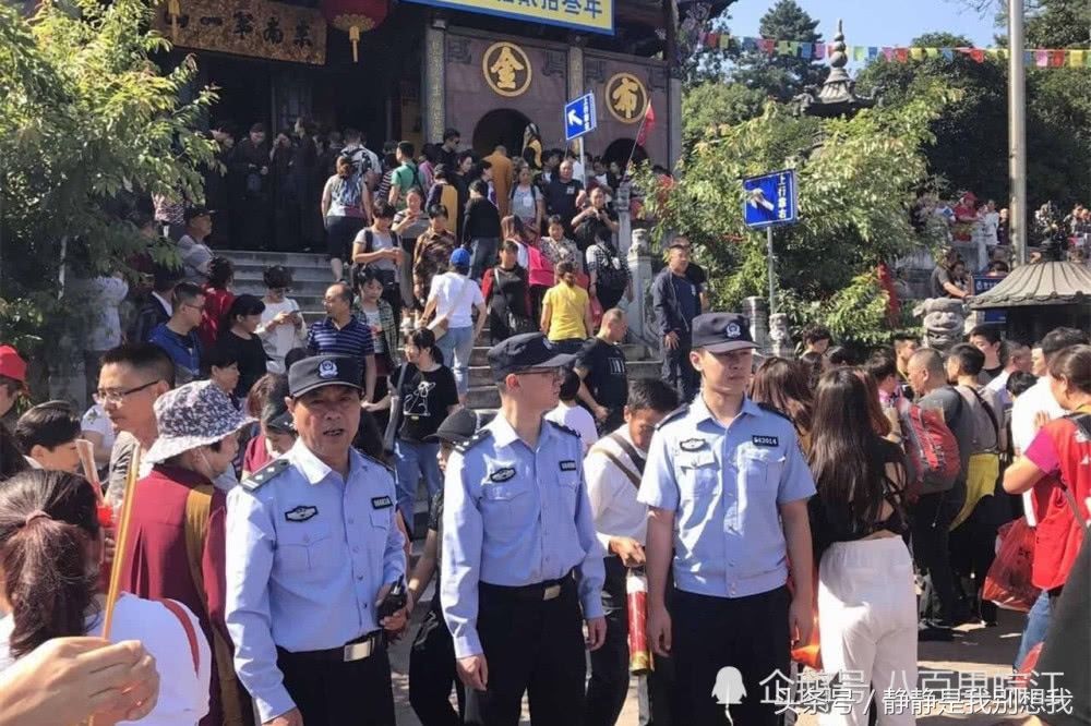 地藏王菩萨1323年诞辰日 数万佛系游人涌入九华山打地铺敬香