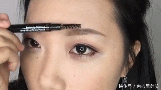 这人竟是吴莫愁？是整容还是化妆术？两条眉毛换张脸