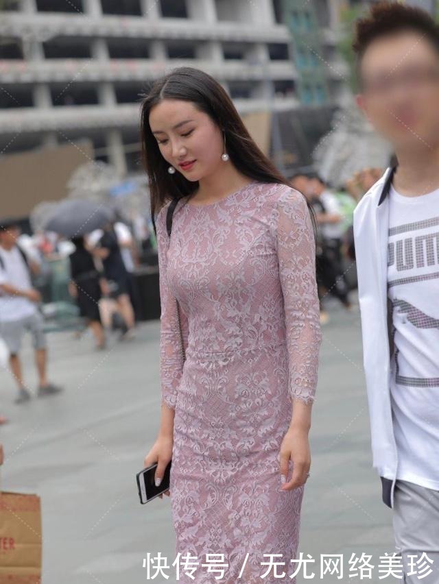  邻家@邻家妹妹为了显“成熟”，偷穿妈妈的裹身裙，网友：有贵妇的气质