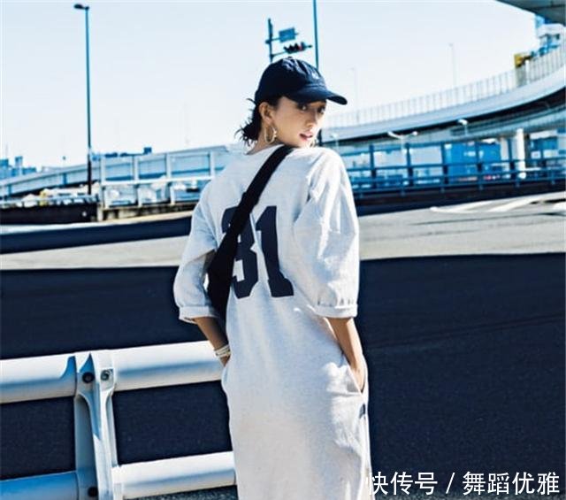  #清洁感#还在高跟鞋配裙子用“运动鞋”搭配不过时，这才是硬核的流行！