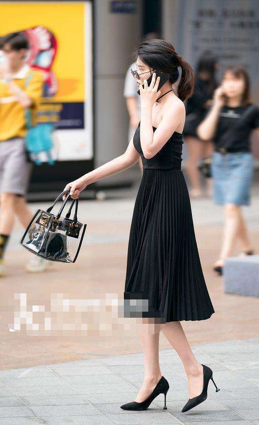 街拍: 穿裙子上街的美女们, 苗条身材有曲线, 真是“美艳”动人!