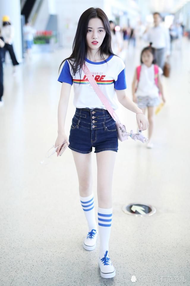 鞠婧祎的短裤这么紧，还能4颗扣子全系上，网友：76斤不是白瘦的