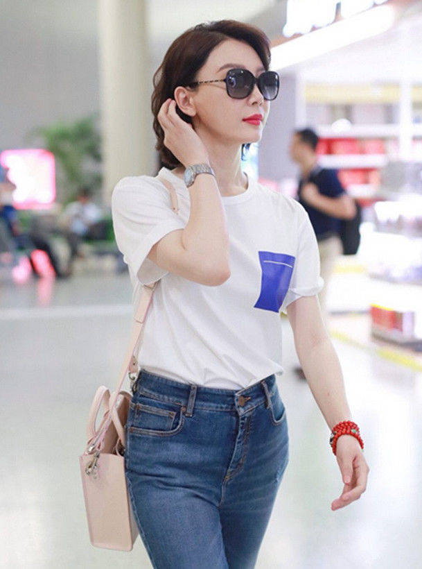 陈数现身机场的一组照片，精致的五官与清纯气质