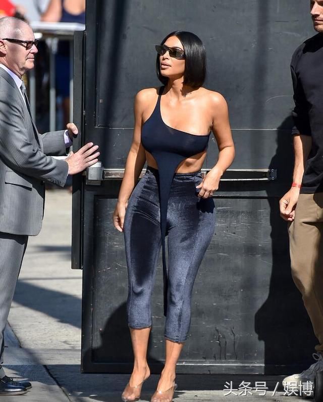 卡戴珊换黑短发，真空上阵显二次元身材，网友肥臀怎么塞进裤子的