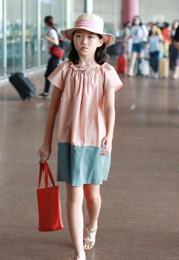 李亚鹏携女儿现身机场, 李嫣大长腿亮了, 难怪能去时装周走秀!