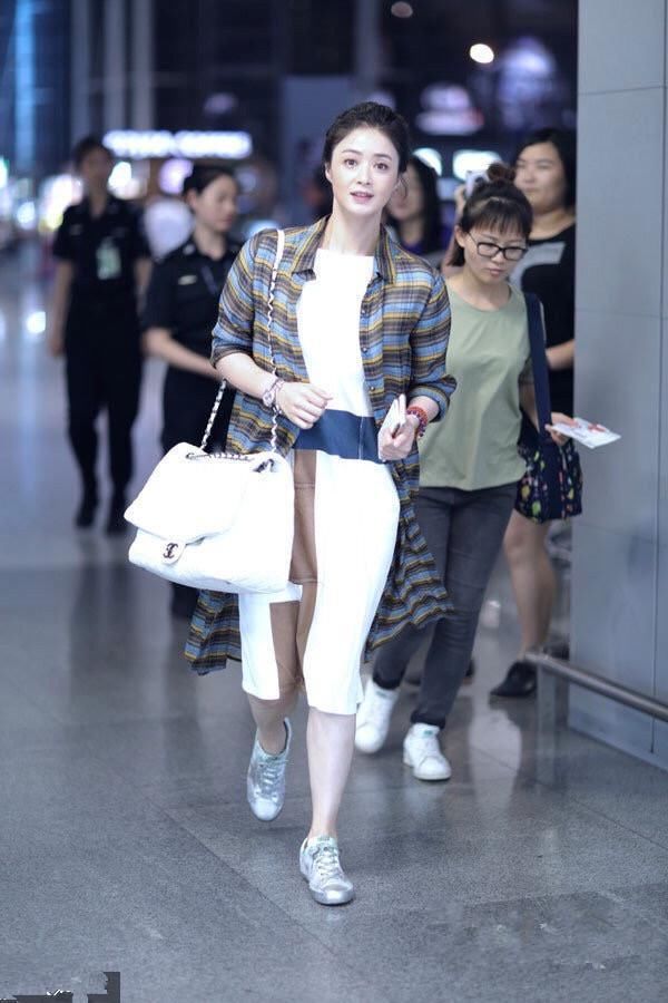 脸小身子大，蒋欣这身打扮是无法显瘦了，骨架大根本不是理由!