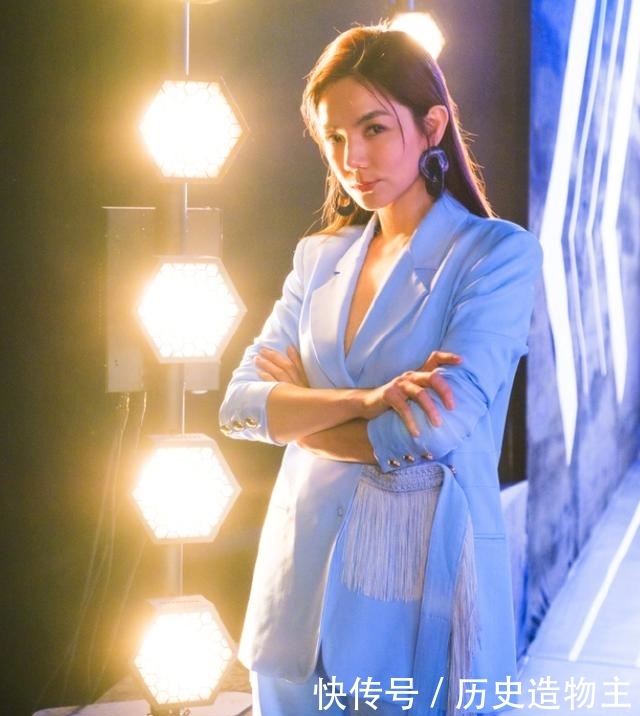 『太多』Ella当妈后气质大变!真空穿西装气质炸裂,虽不丰满却自带高级感