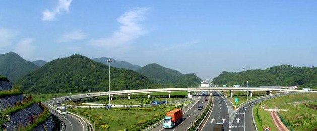 为何高速公路每年收入几千亿，为什么还在喊亏损？内行人说了真相