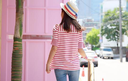 路人街拍：小姐姐是白色控和粉色控吧，吊带短裙无比清爽