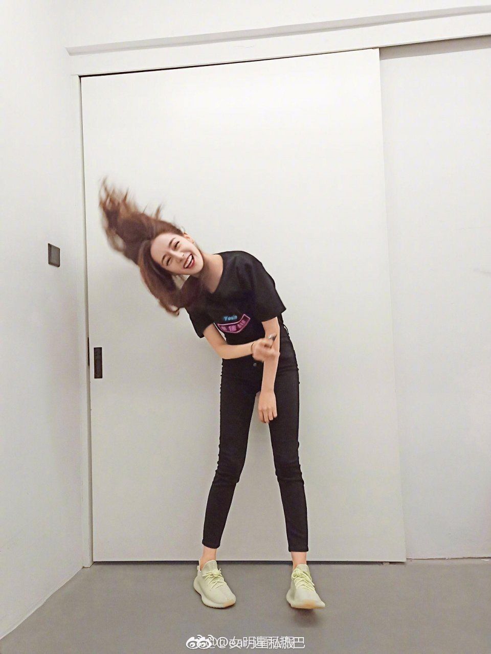 简单的搭配穿在迪丽热巴身上，美得冒泡!网友:我有这身材也美!