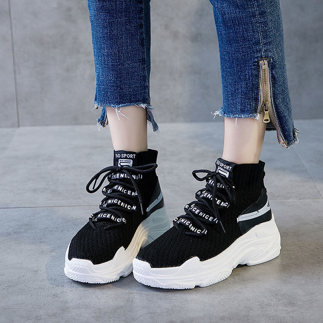 初秋正流行的“袜子鞋”，搭配牛仔裤，比高跟鞋还优雅，谁穿谁美