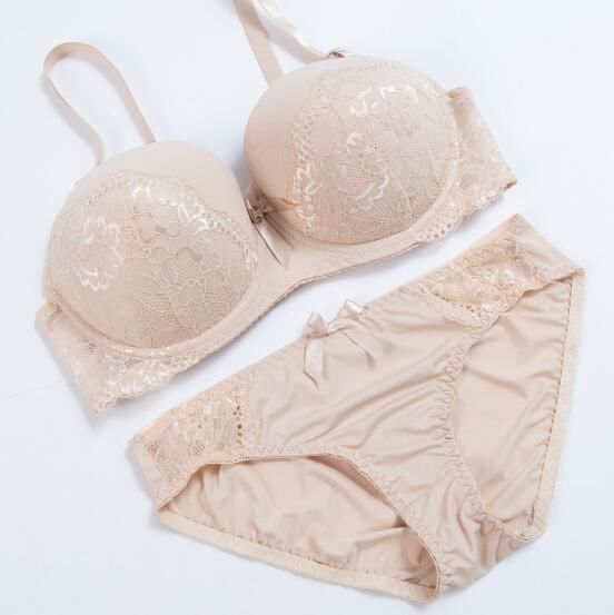 女人洗澡后穿这样的文胸，老公见了离不开眼，简单太迷人了