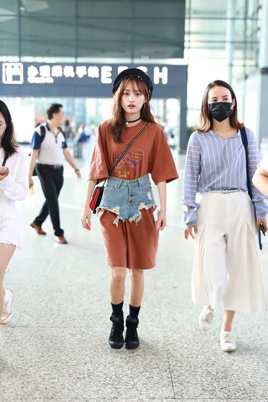 黄婷婷为了抢眼,居然在T恤裙上穿个牛仔短裤,网友:厉害了