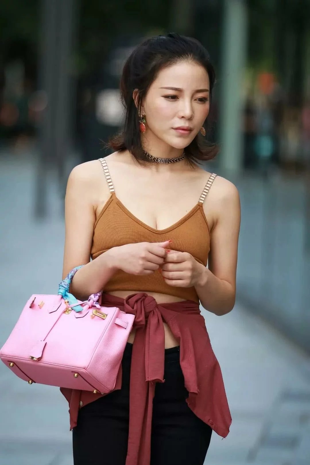 街拍气质小姐姐性感吊带装，展露出了她那性感的事业线