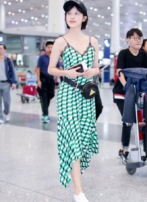 张俪现身机场，几千块吊带裙也能穿出一万三的气场，网友：太会穿