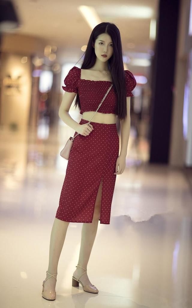 街拍:连衣裙的美不仅可以修饰大长腿,更能彰显女人味十足!