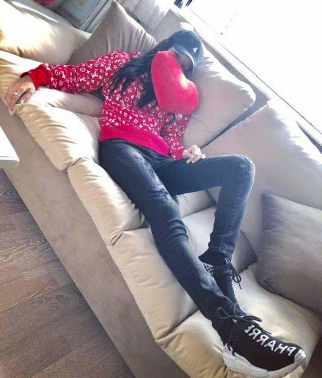 李小璐“不雅照”引出轨争议, 工作室怒甩未P图辟谣, 网友: 脏了