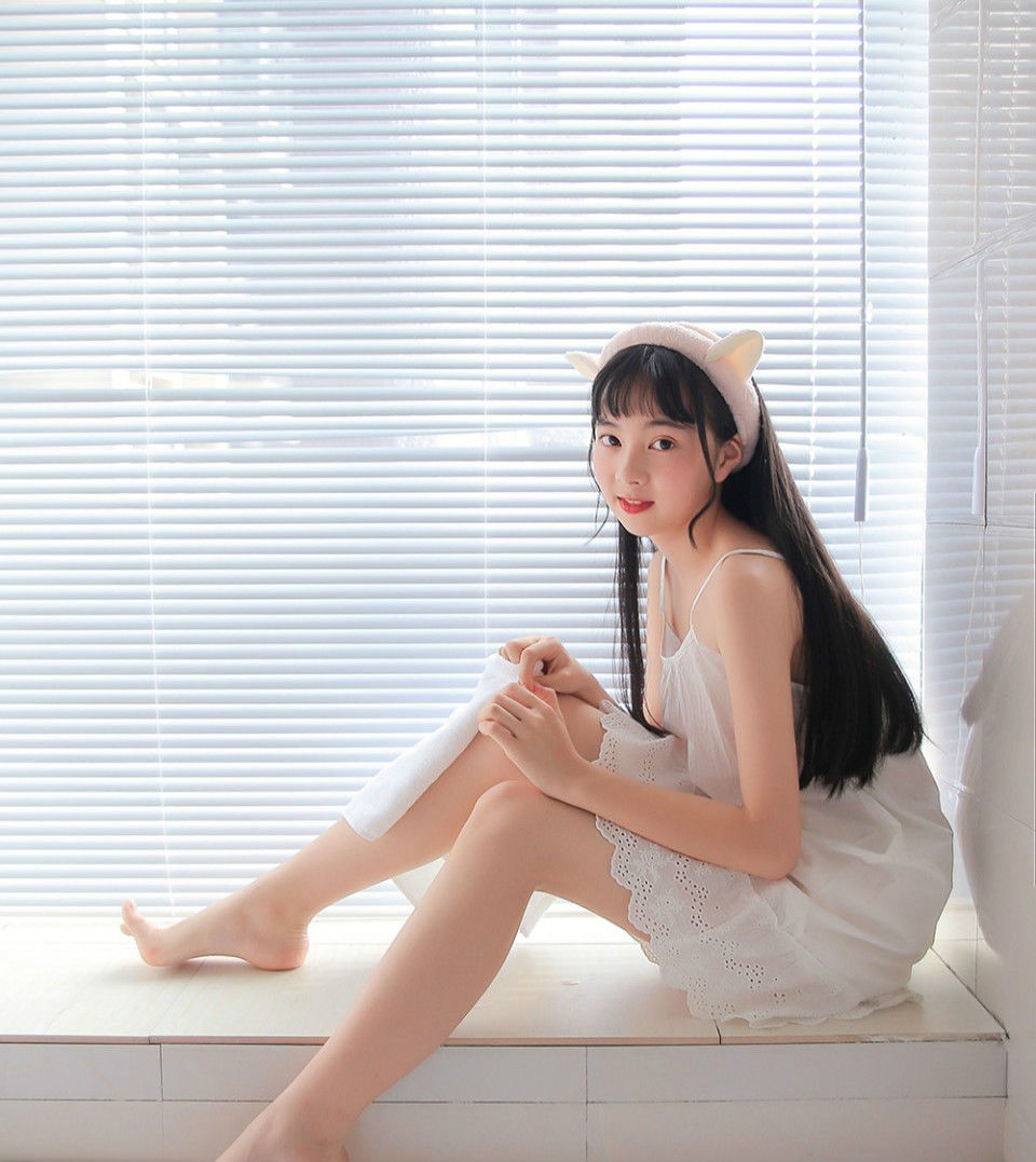 美女性感吊带清凉装扮 宅男看得火热