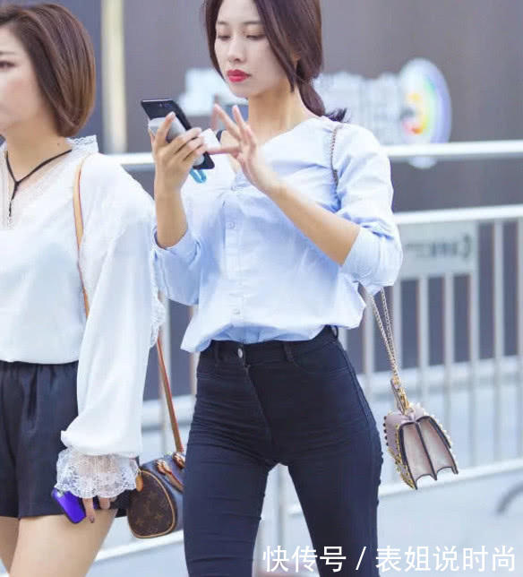 这位小姐姐本身就有着骨感美，再搭配上这件牛仔裤，走起路来风度
